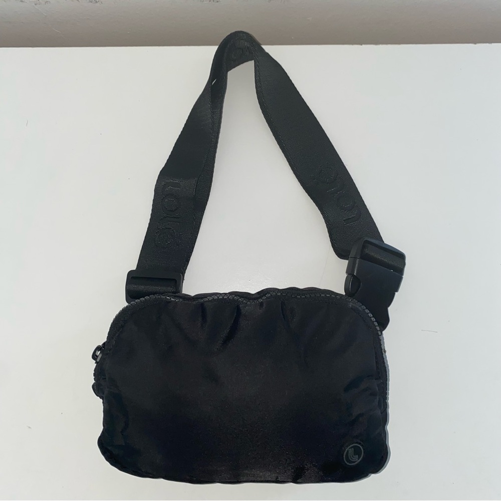 LOLE - BELT BAG - COLOR BLACK